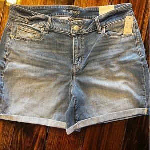 NWT Women’s Mid Rise Shorts 16W